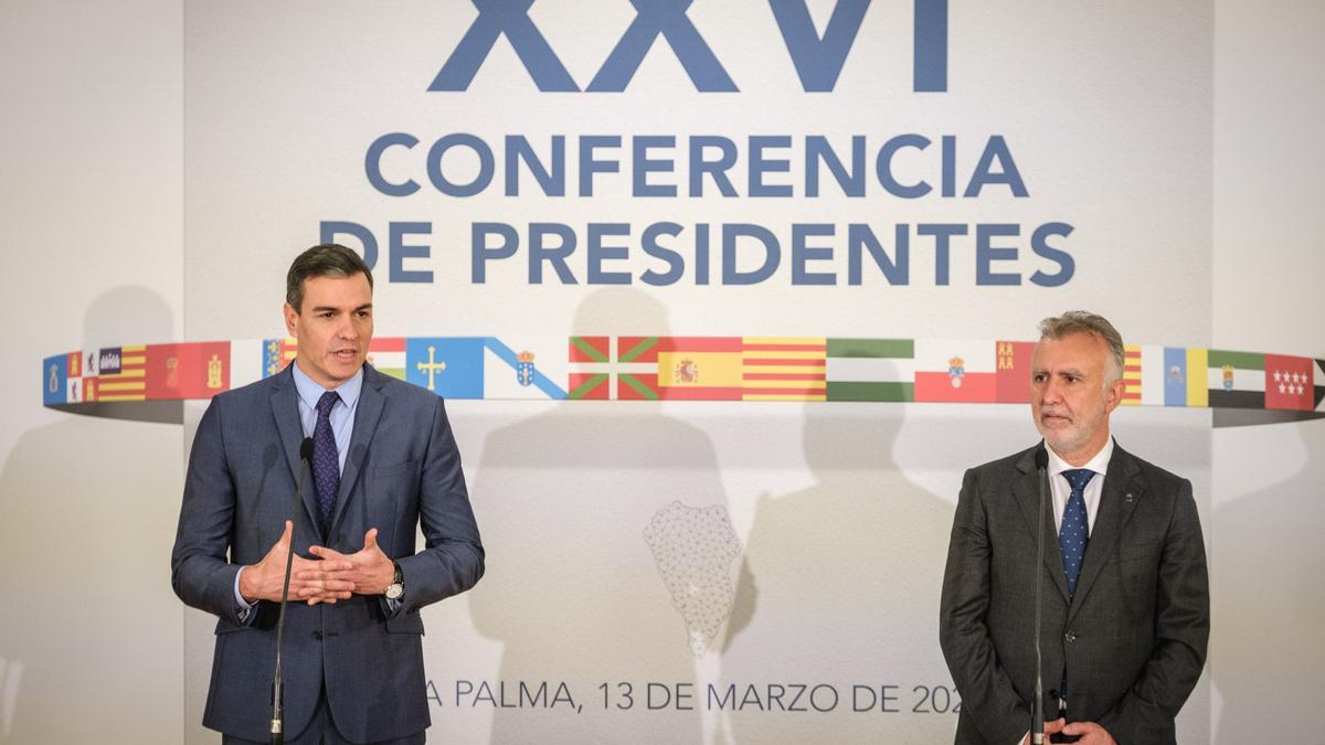 El presidente del Gobierno de España, Pedro Sánchez, y el presidente de Canarias, Ángel Víctor Torres.