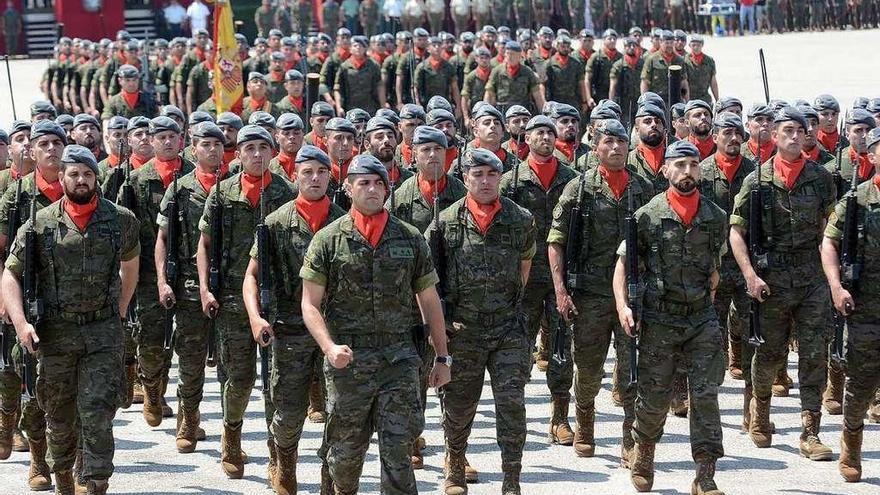 Militares de la Brilat, con base en Figueirido, durante un desfile militar.