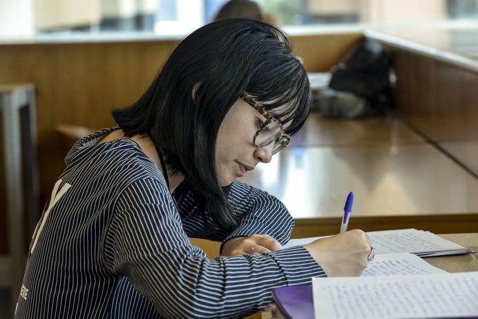 LAS PALMAS DE GRAN CANARIA A 06/06/2017. Alumnos preparándose para la prueba EBAU en la Biblioteca Pública. FOTO: J.PÉREZ CURBELO