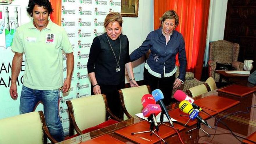 Martín Ramos, junto a la alcaldesa Rosa Valdeón y la concejala de Deportes, Elvira Fernández.