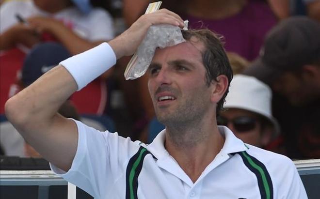 Nadie se escapa al calor. Julien Bennetteau lo combatía con bolsas de hielo