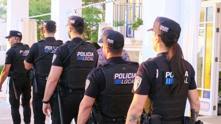 Agentes de la Policía Local de Sant Antoni de patrulla