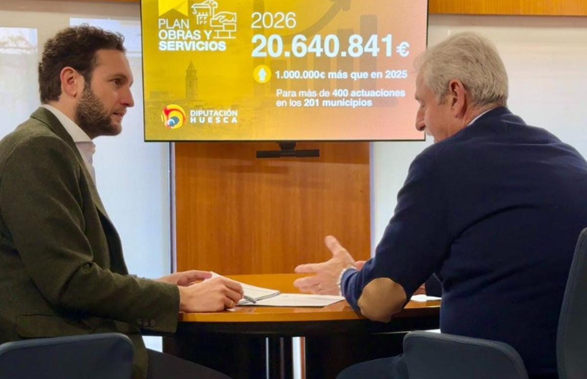 El presidente de la DPH, Isaac Claver, y el diputado delegado de Obras, Álvaro Bescós.
