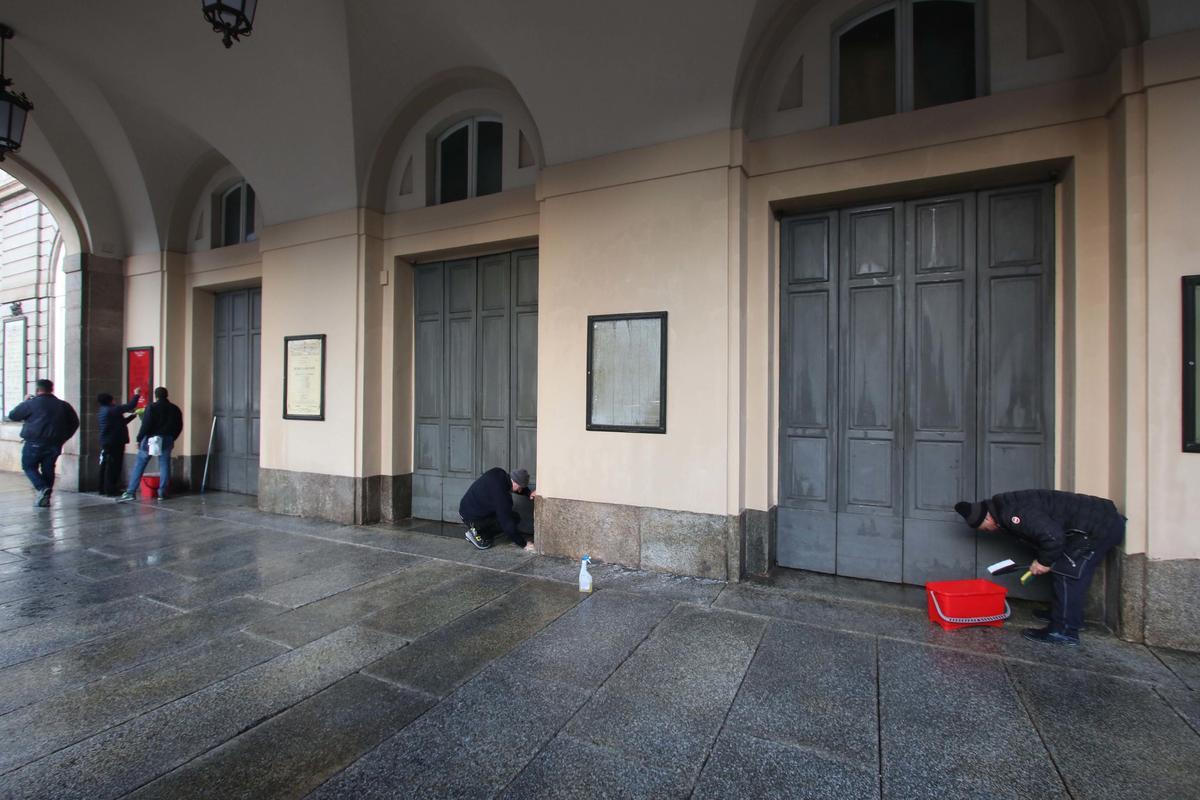 Ecologistas lanzan pintura contra la fachada de La Scala de Milán