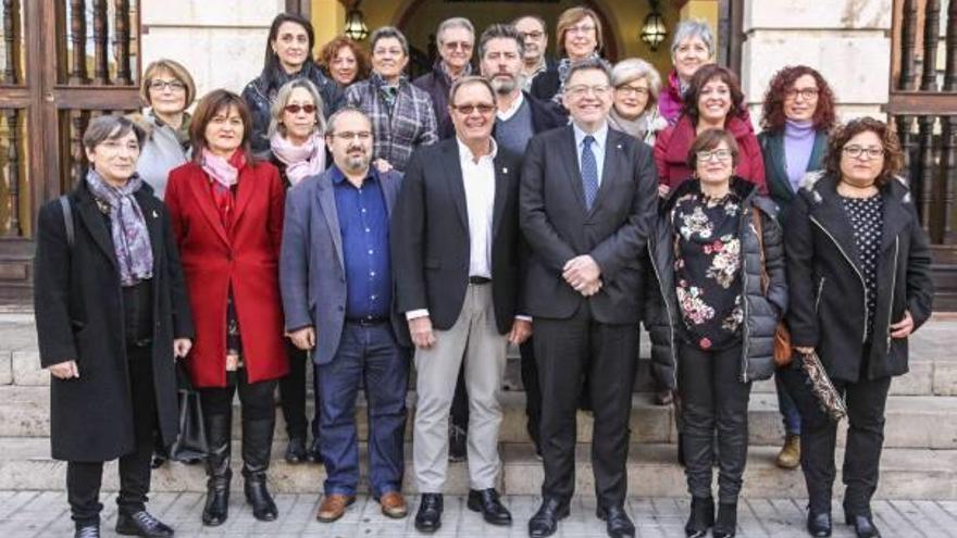 Ximo Puig junto a Óscar Noguera y alcaldes y concejales ribereños del PSPV en Vva. de Castellón.