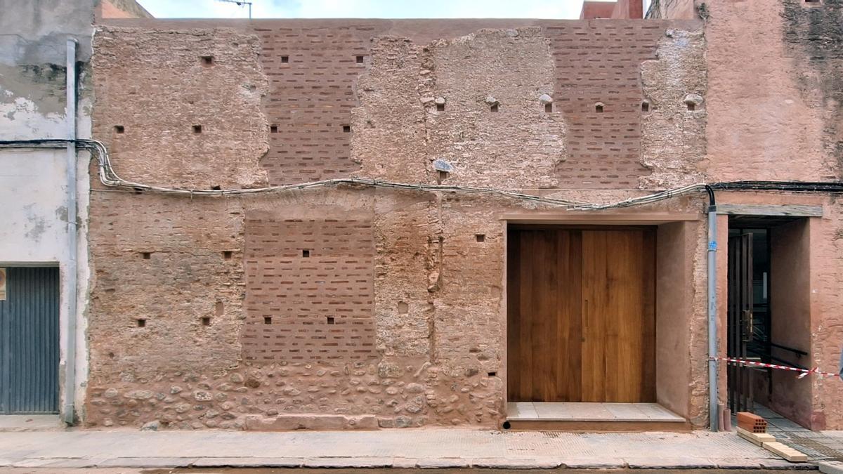 La restauración de un tramo más de la histórica muralla se une a las visitas turísticas guiadas que los vecinos y visitantes pueden realizar previa petición al área de Turismo.