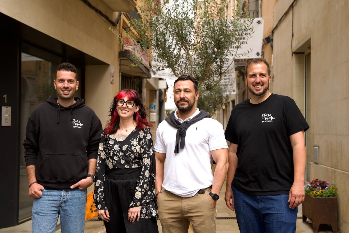 Responsables del Flors i Violes 2026, aquest dijous al centre de Palafrugell, en l’inici d’una edició amb un centenar d’activitats i més de trenta espais transformats