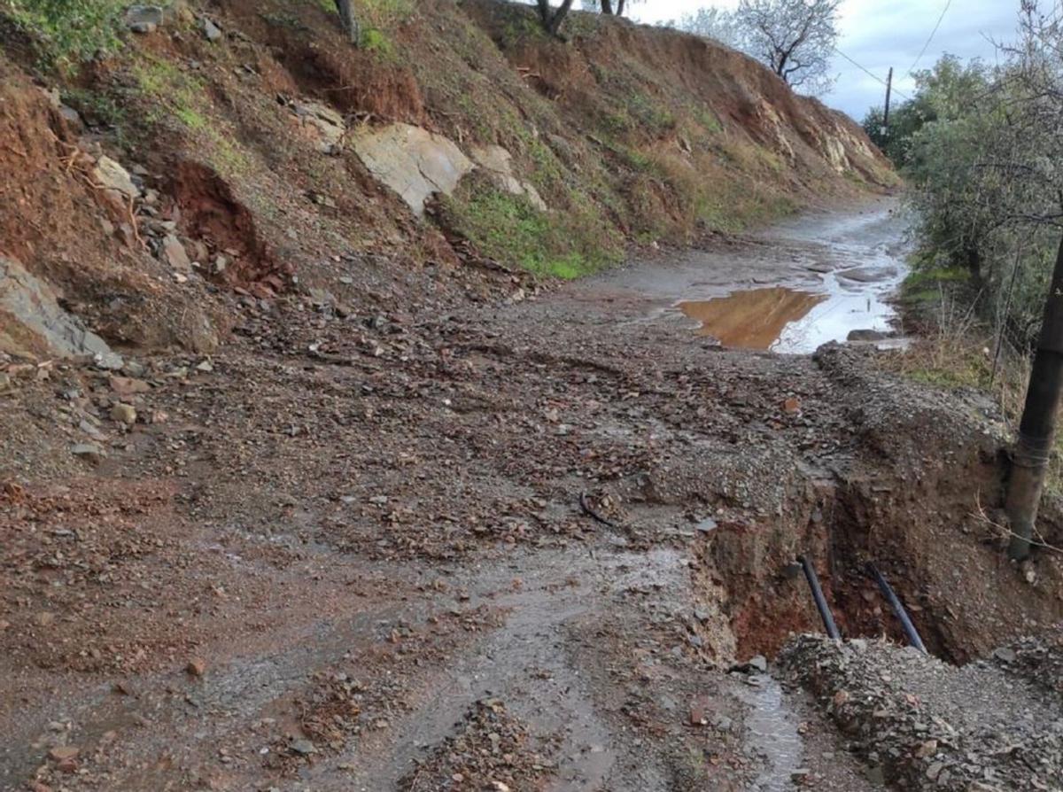Carretera secundaria de acceso a unas 20 casas de Barranco del Sol. | L.O.