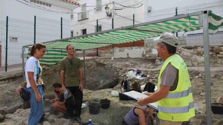 Trabajos de arqueología de estudiantes y profesores de Reino Unido en la Plaza de la Constitución.