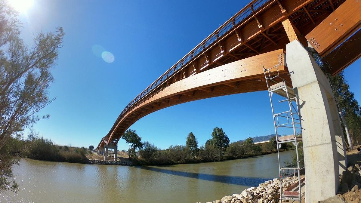 Estado que presenta en la actualidad la pasarela de madera sobre el río Guadalhorce, que abrirá al público en los próximos días.