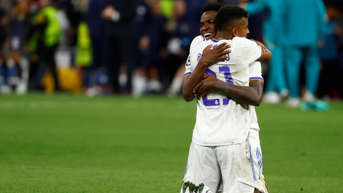 Rodrygo y Vinicius celebran en el Bernabéu haber eliminado al City en la Champions 21-22.