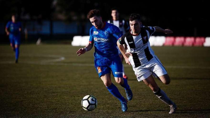 Un lance del partido de ayer en A Moreira. // Agostiño Iglesias