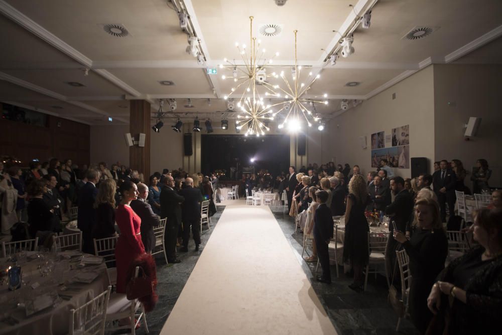 El acto supone, además, el regreso de actos falleros al que en su momento fue santuario fallero, el Alameda Palace, reconvertido ahora como Palau Alameda. De hecho, entre un acto y otro, el sábado se celebra la presentación de Maestro Gozalbo.