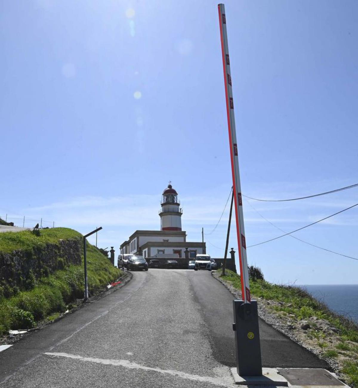 La barrera, abierta, en el acceso al faro.