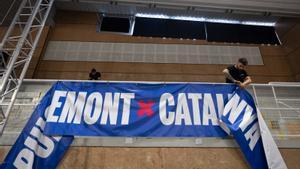 Operarios recogen el material de campaña en la sede electoral de Puigdemont en el sur de Francia