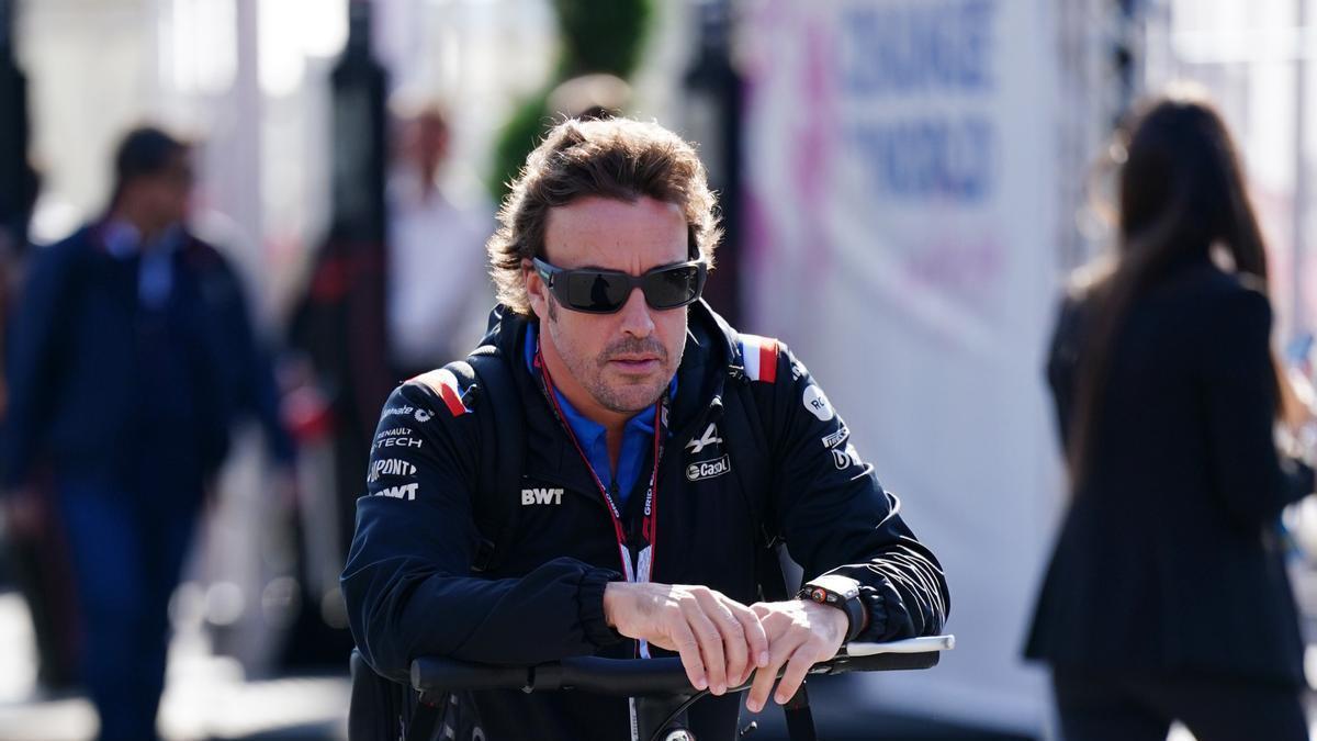 Fernando Alonso, en patinete en el &#039;paddock&#039; de Monza.