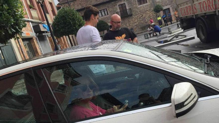 Mireia Belmonte se refugia en el coche, con Javier Hernanz al otro lado.