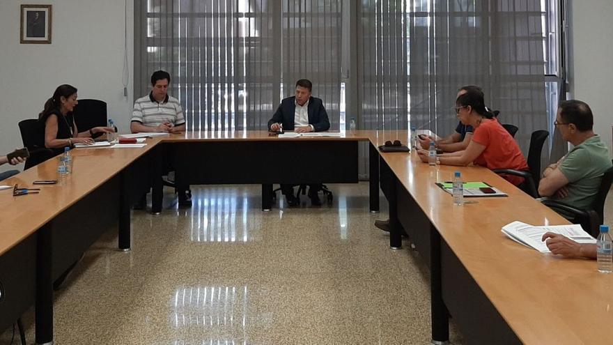 El director general de la Política Agraria Común, Juan Pedro Vera, se reunió con representantes del sector apícola regional. | CARM