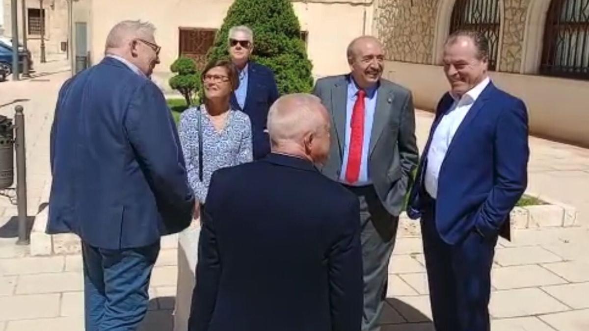 Foto previa a la reunión en el consistorio