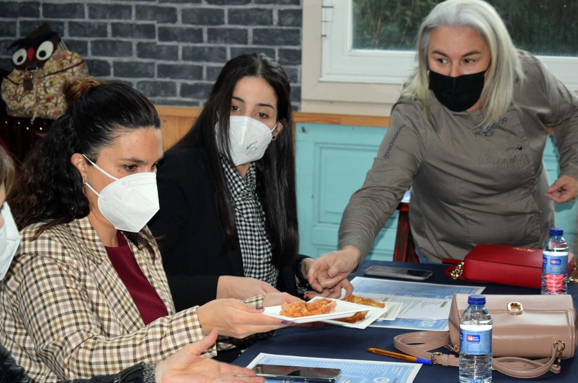 Una de las profesoras y tres alumnas durante la degustación.