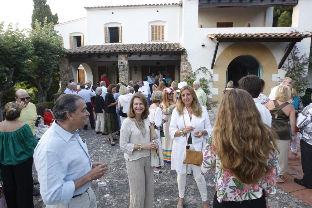 Amics i convidats de la família Sentís abans de la recepció prèvia a la Cantada d'Havaneres