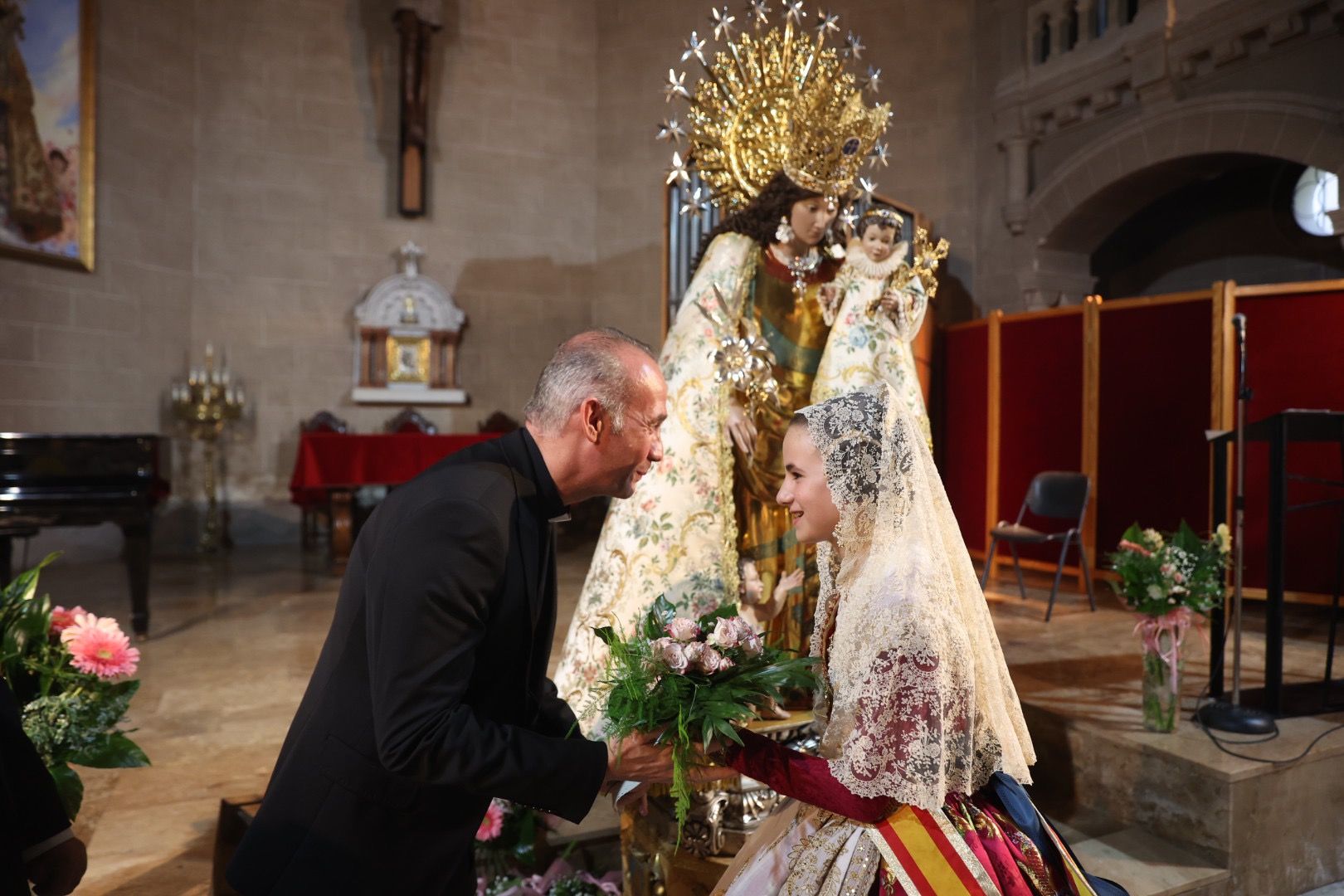 El Besamanos a la Virgen se remata con Carmen, Nerea y las cortes