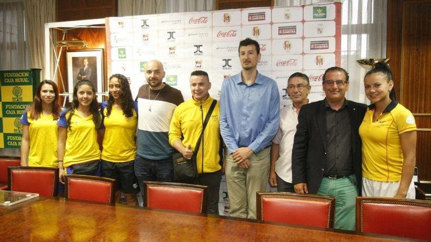 El equipo de Colombia, con representantes de Caja Rural y el Ayuntamiento de Zamora.