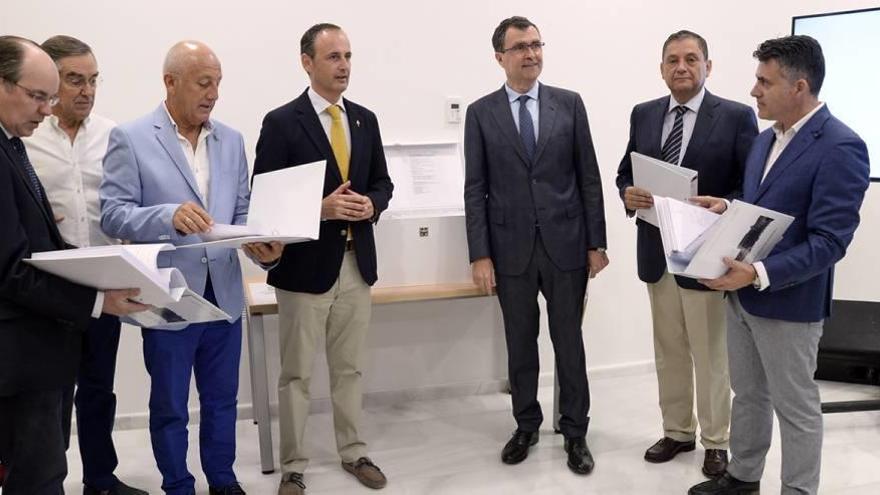 El consejero Javier Celdrán y el alcalde presentaron ayer los avances del proyecto.