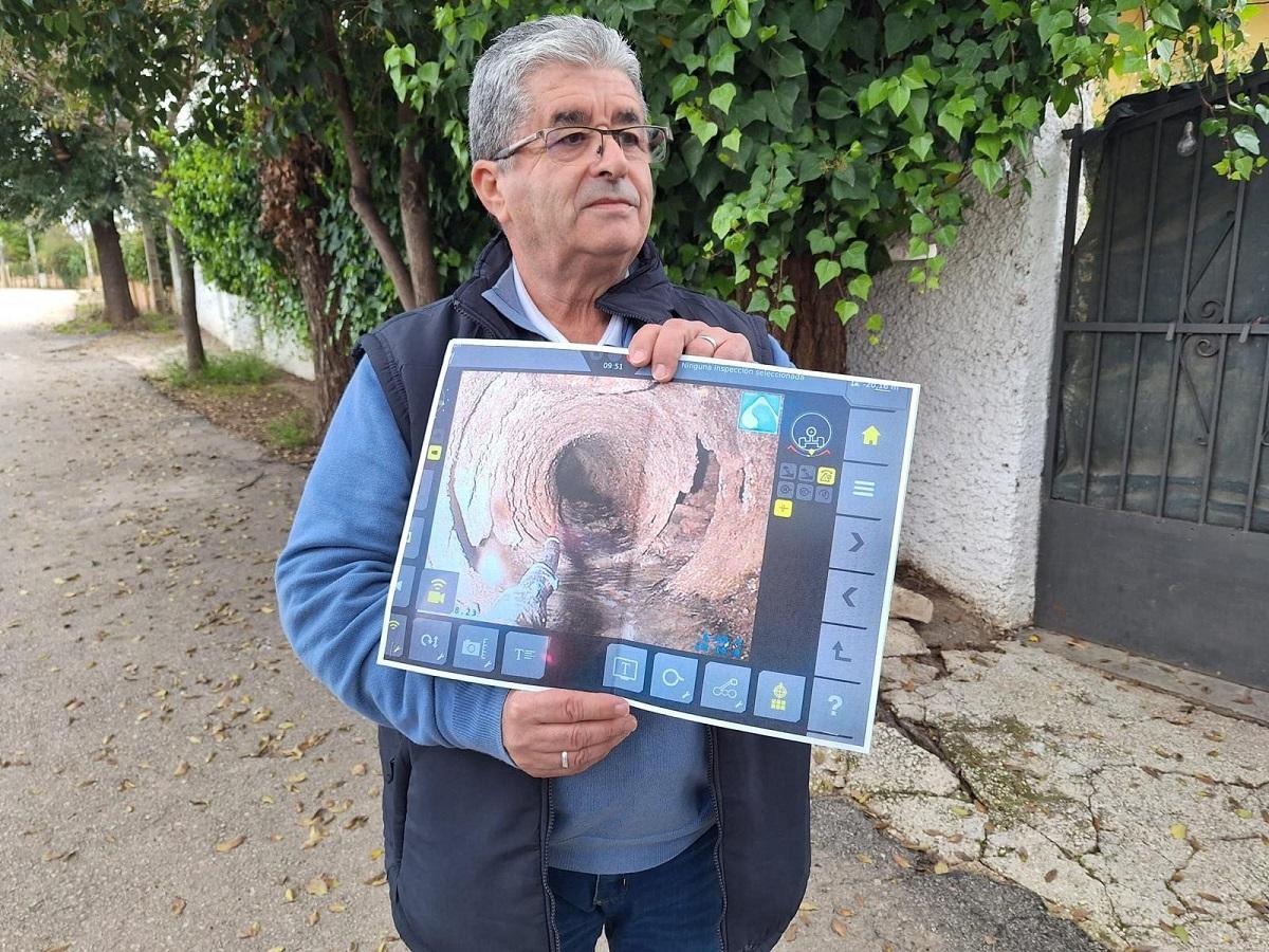 Rafael Morales muestra uno de los trabajos previos de la obra en Juan Rejano.