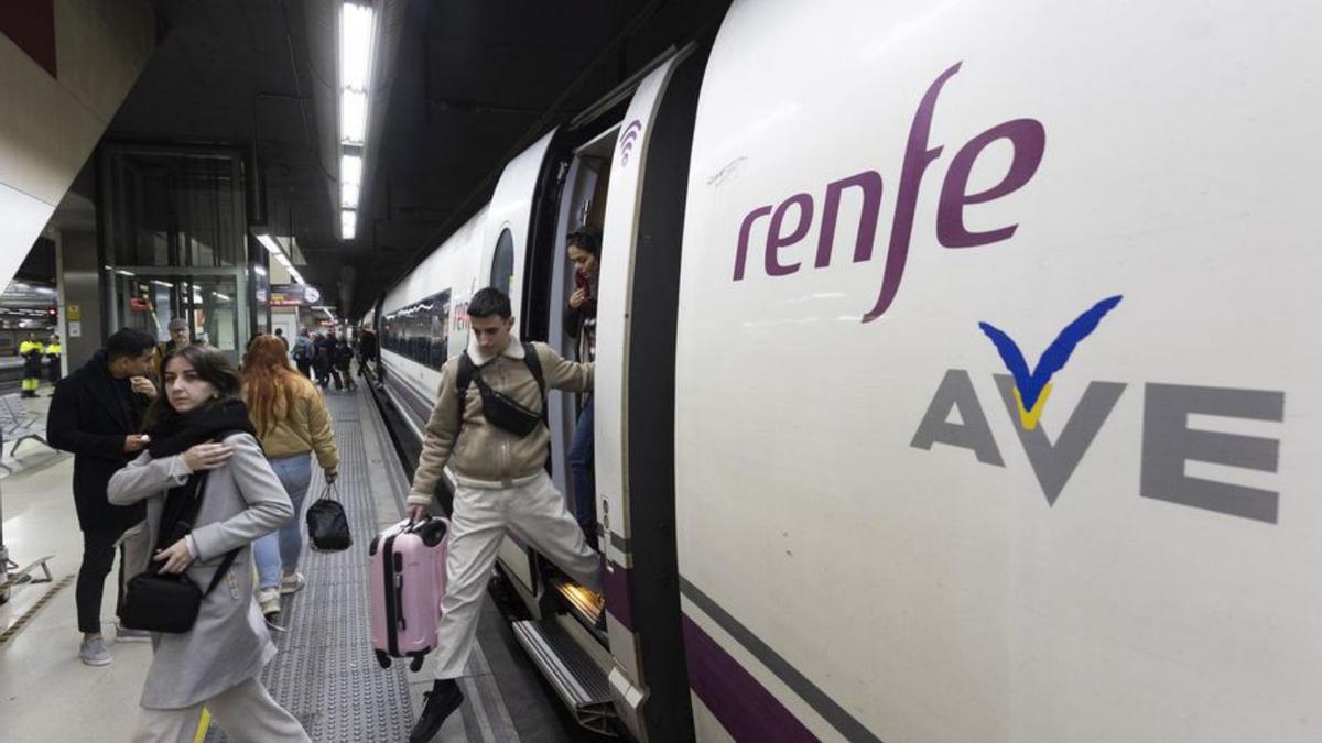 Un tren AVE en Sants Estació.