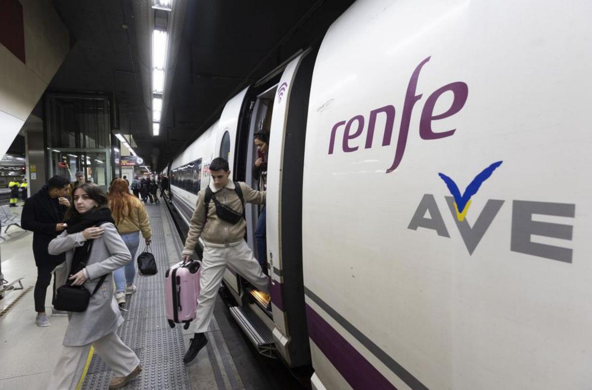 Un tren AVE en Sants Estació.