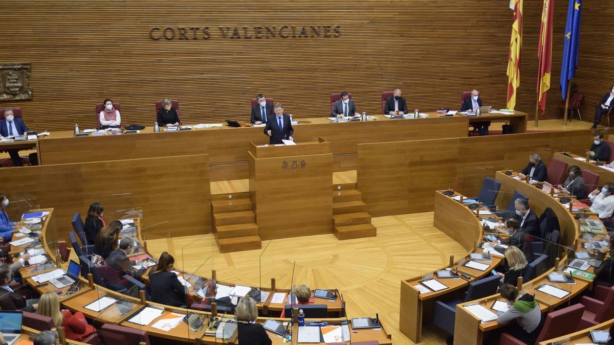 El presidente de la Generalitat, Ximo Puig, interviene durante una sesión de control en las Cortes Valencianas