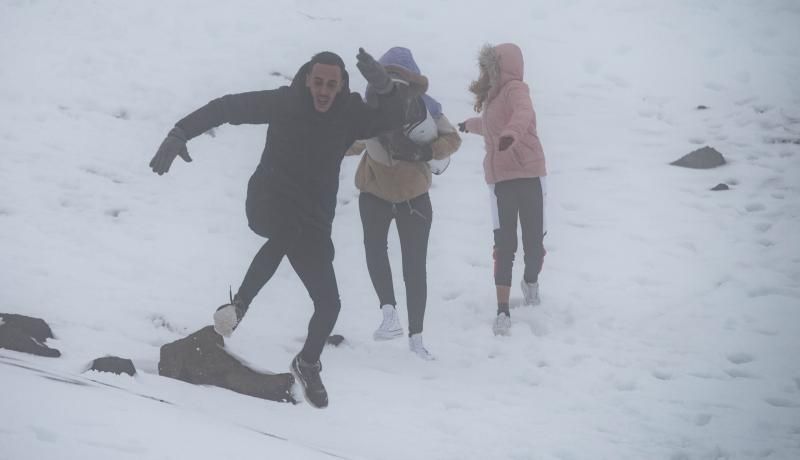 Los tinerfeños disfrutan de la nieve en el Teide