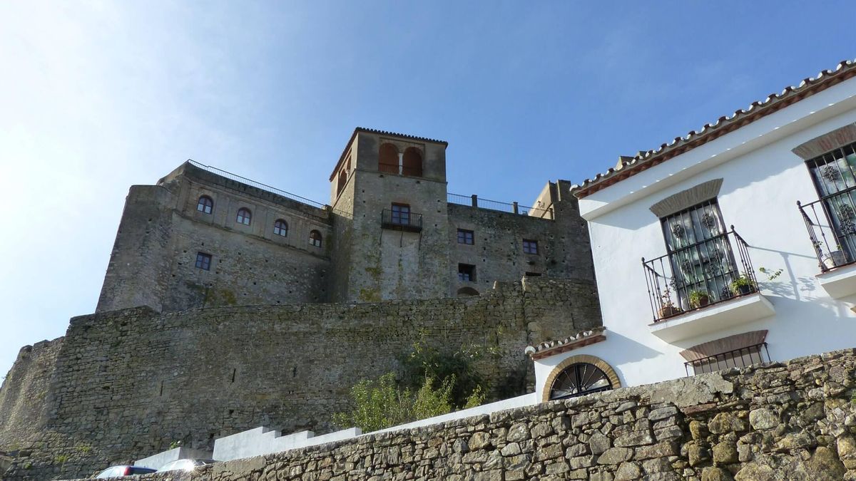 Una de las viviendas adosadas a la muralla de este castillo medieval.