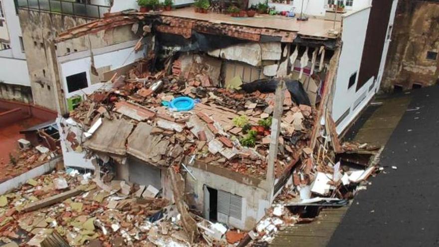 Se derrumba la terraza de un primer piso en Oviedo