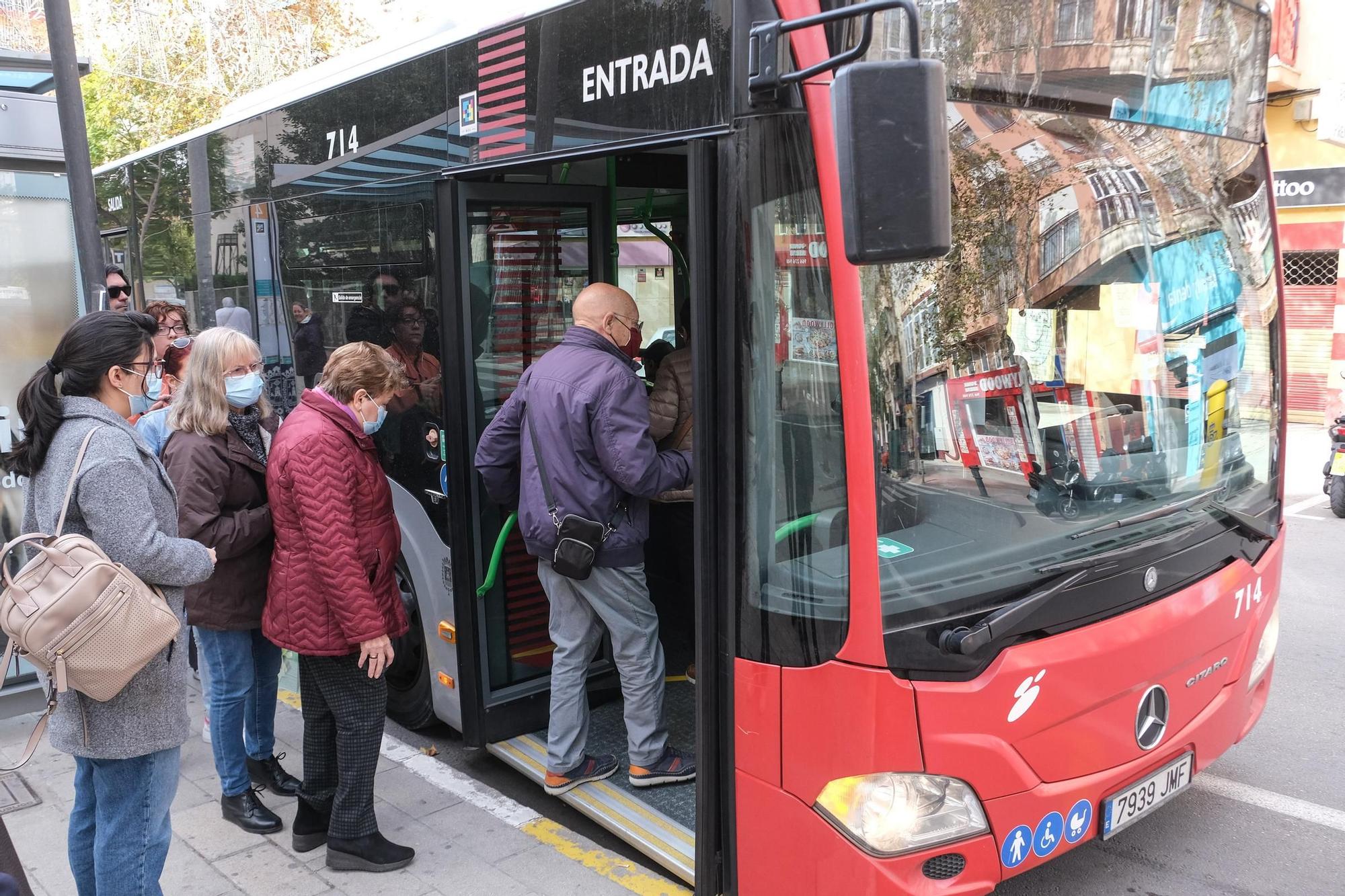 Cada vez más mascarillas en los autobuses de Alicante