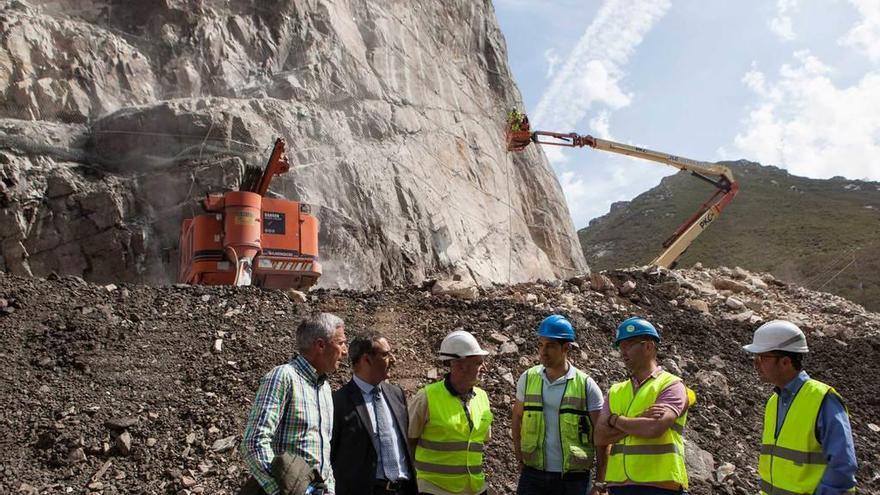 Por la izquierda, Marcelino Martínez, Fernando Lastra y Miguel Fernández, junto a técnicos de la obra, en los trabajos del &quot;argayón&quot; de Anzó, que tiene incomunicado Caso desde hace semanas.