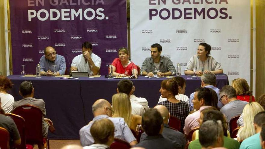 Santos, en el centro de la mesa, ayer durante la asamblea de Podemos celebrada en Vigo. // Marcos Canosa