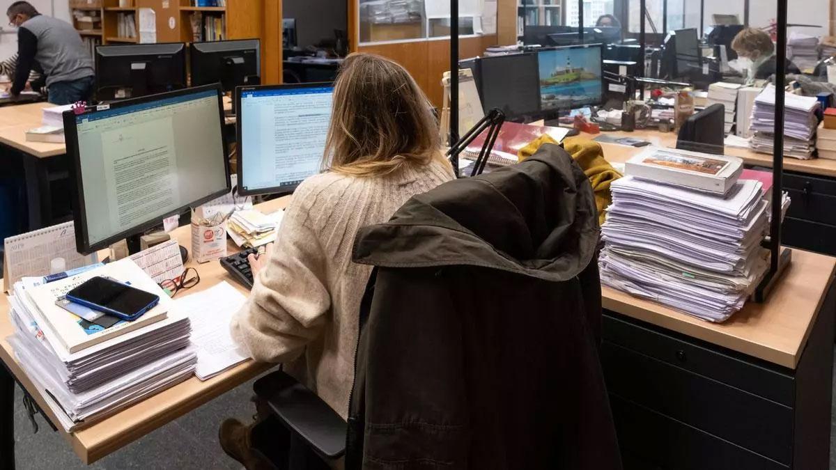 Una empleada de la Xunta trabaja en las oficinas del Diario Oficial de Galicia.
