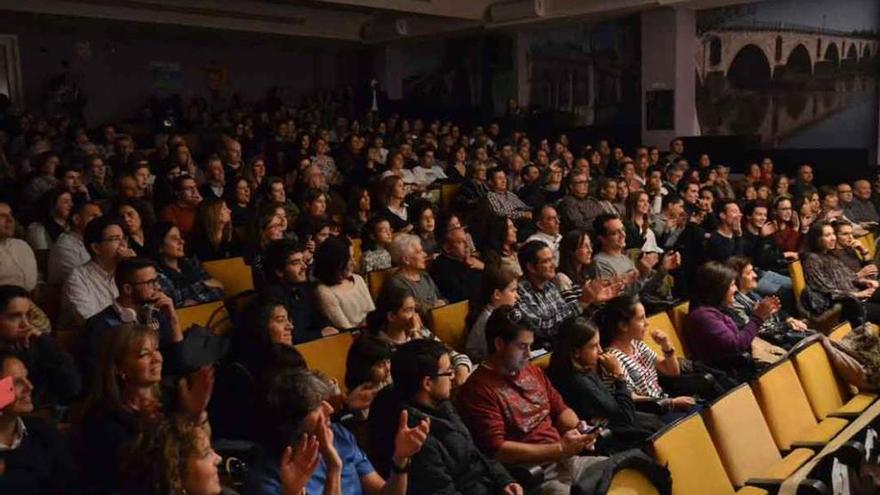 Los padres disfrutaron del festival en el salón de actos del centro.