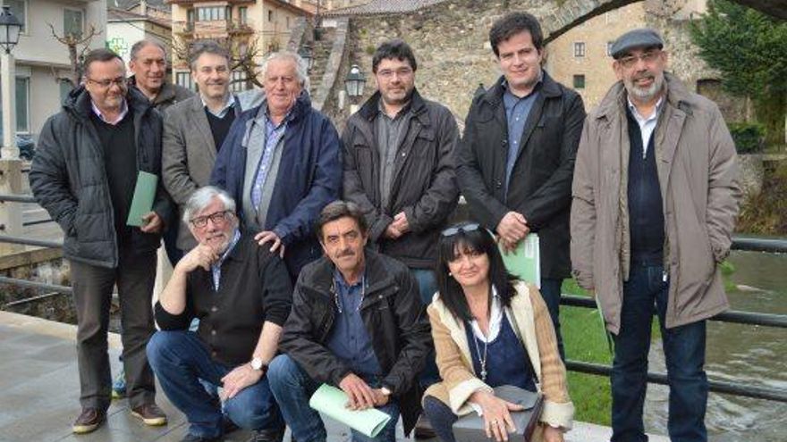 Dirigents de les dues comarques en una foto de grup davant del pont Vell de la Pobla de Lillet, ahir