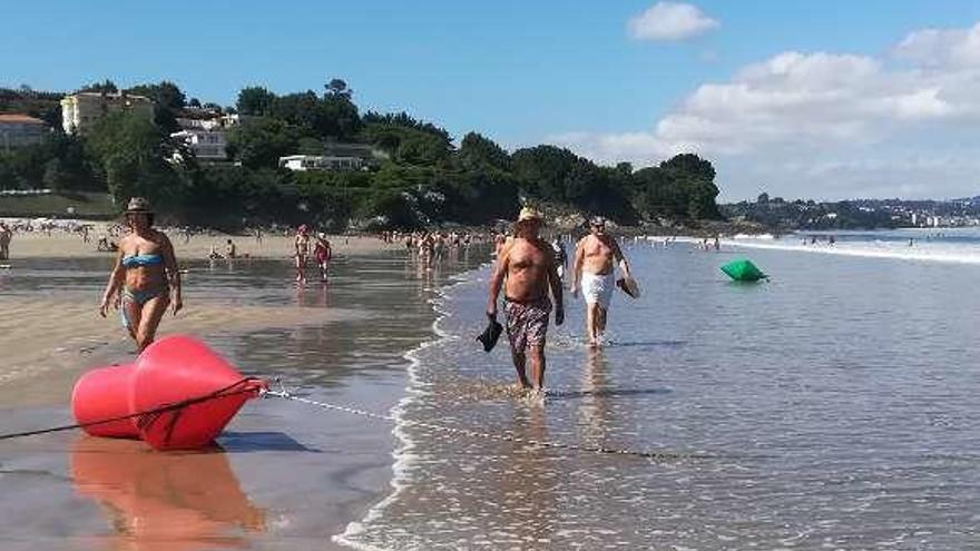 Baliza que queda en seco en la playa Grande de Miño.