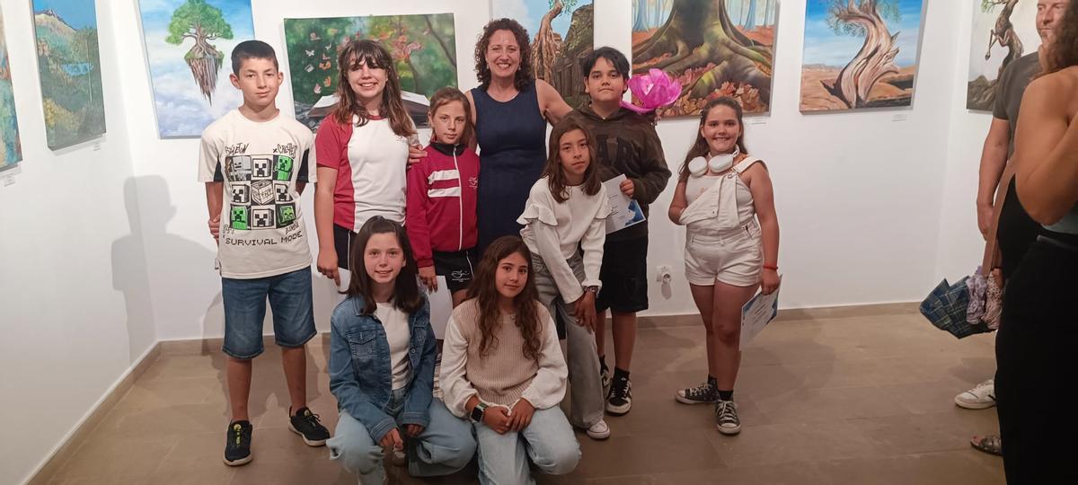 Jóvenes artistas junto a su profesora, Toñi Soler