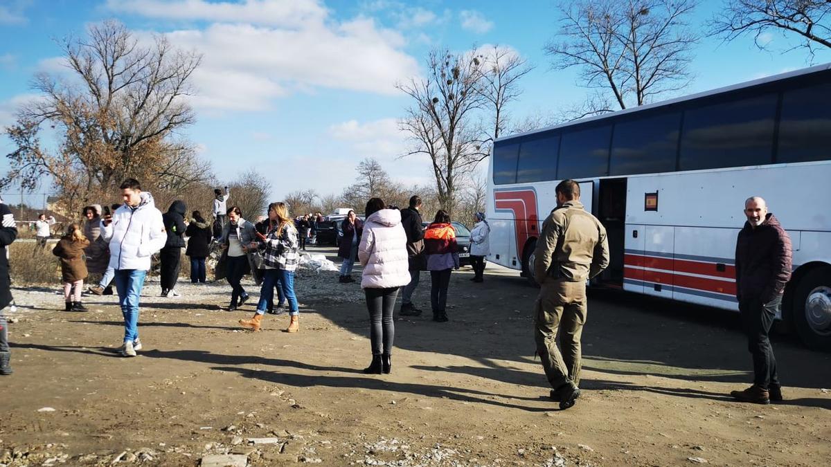 Parte de los españoles evacuados en uno de los autobuses de la Embajada Española en Ucrania