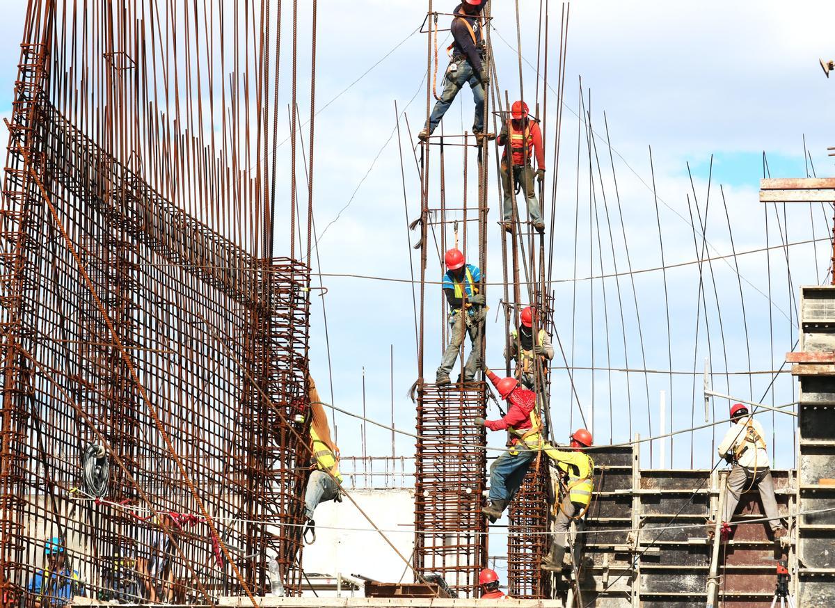 Varios operarios trabajando en una obra. 