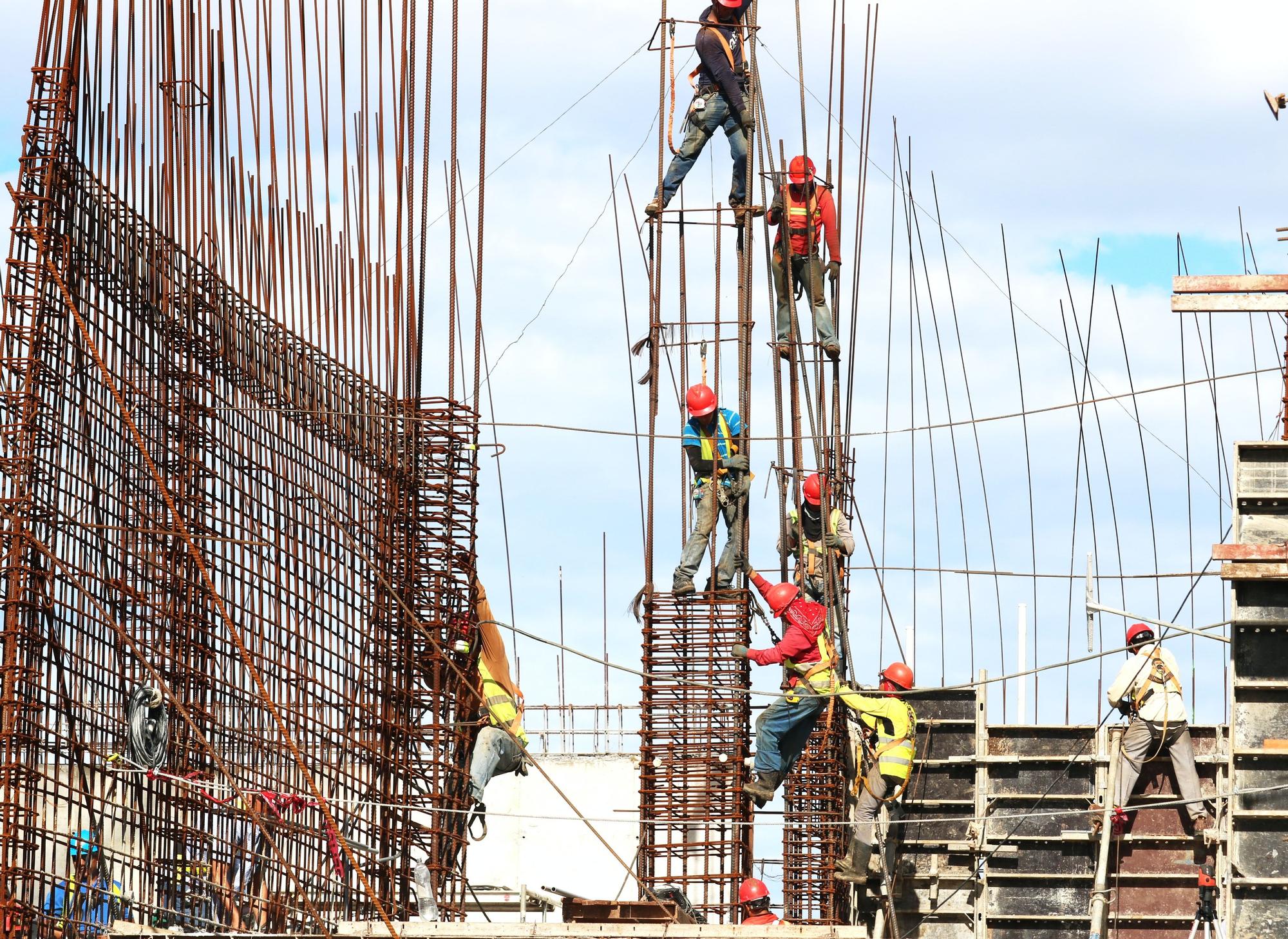Varios operarios trabajando en una obra.