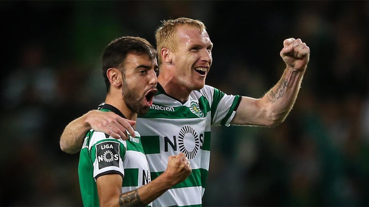 Jeremy Mathieu celebra con Bruno Fernandes un gol del Sporting al Tondela