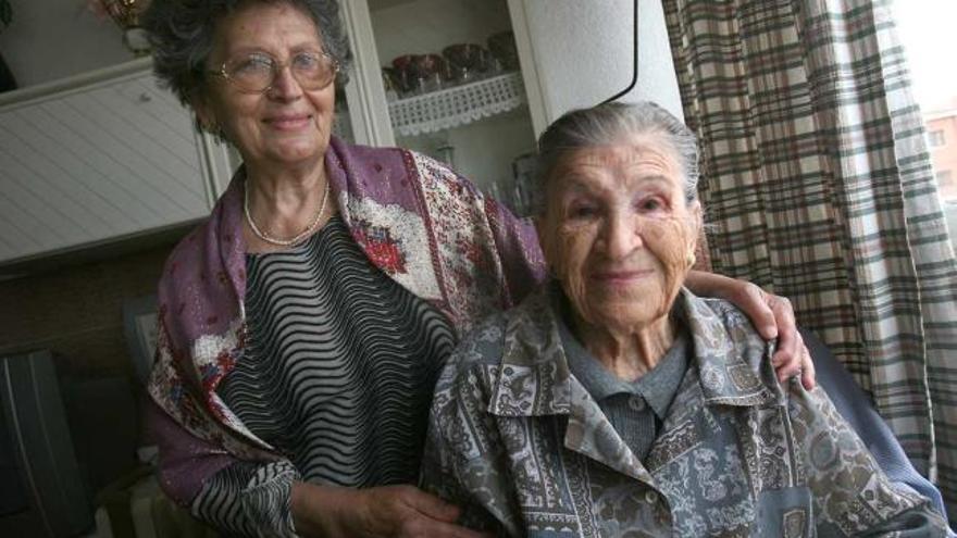 María Teresa Vidal y María Solbes, vecinas de Alicante, con 79 y 103 años de edad.