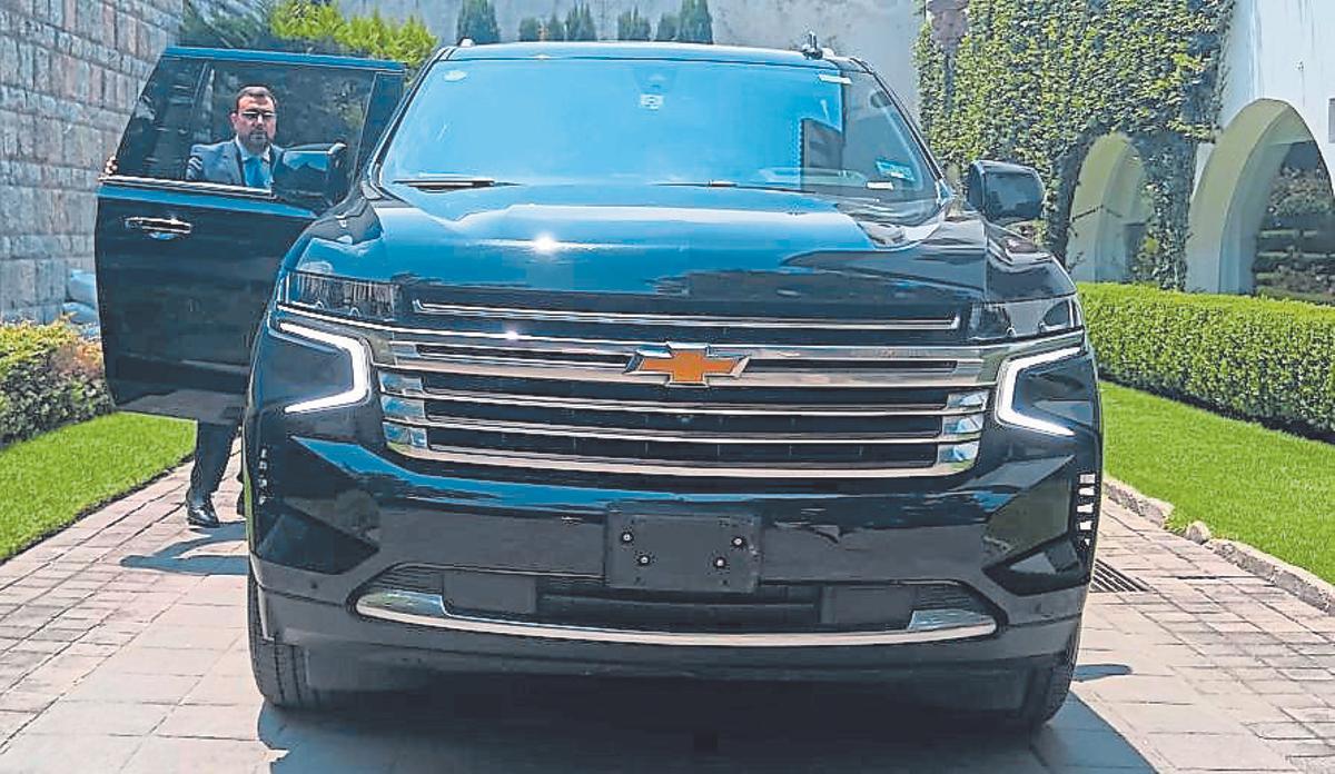 Adrián Barbón se sube al Chevrolet en el que se desplaza por México.