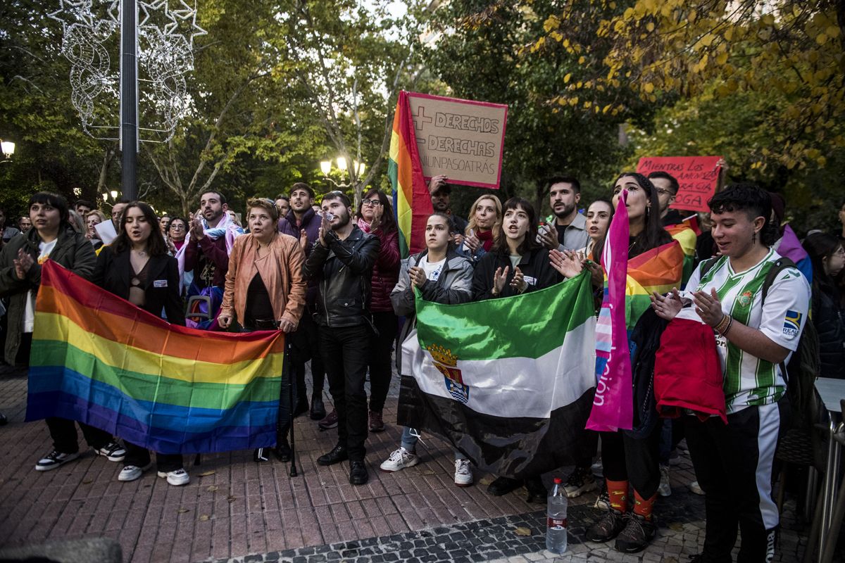 Fotogalería | Así fue la concentración en defensa de los derechos LGBTI en Cáceres